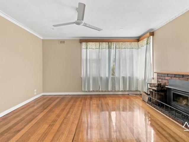 3 bedroom home with double bay shed in Ravenswood
