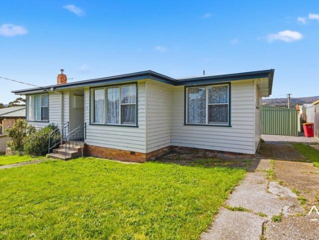 3 bedroom home with double bay shed in Ravenswood