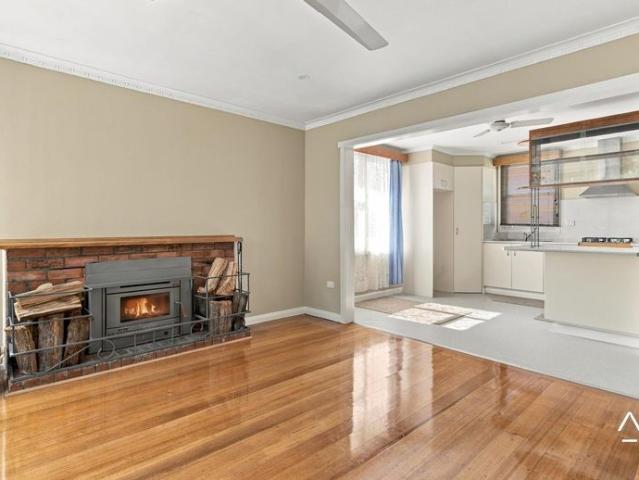 3 bedroom home with double bay shed in Ravenswood