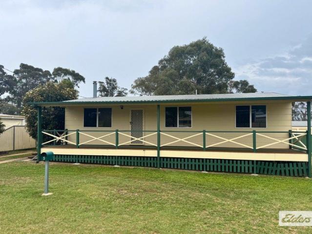 3 Bedroom Home with Double Bay Shed & Large Yard!