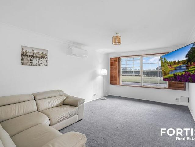 3 Bedroom Home with Double Garage in Prime South Penrith Location!