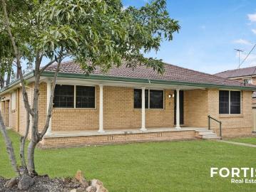 3 Bedroom Home with Double Garage in Prime South Penrith Location!