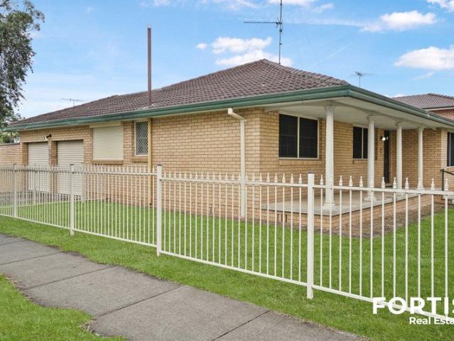 3 Bedroom Home with Double Garage in Prime South Penrith Location!