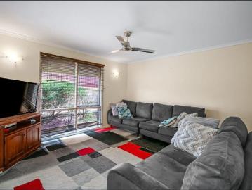 3 bedroom home with easy access to the Southern Expressway