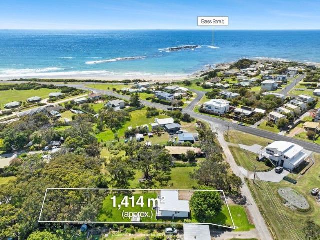 COASTAL CHARM & FUTURE POTENTIAL 3 BEDROOM HOME ON 1,416M² IN MARENGO