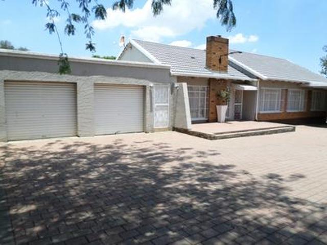 3 bedroom home with large flat