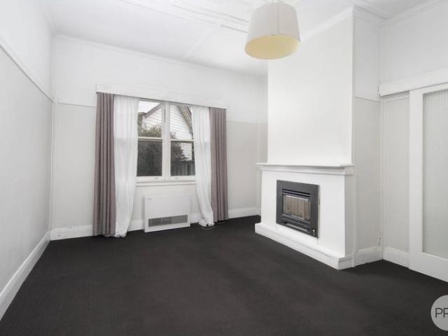 3 BEDROOM HOME WITH LARGE LIVING AREA CLOSE TO CBD