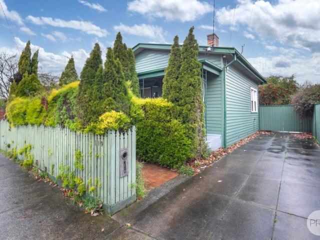 3 BEDROOM HOME WITH LARGE LIVING AREA CLOSE TO CBD