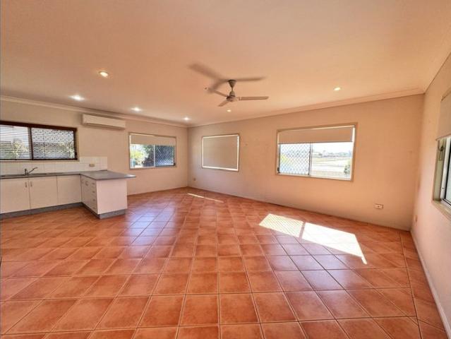 3 bedroom home with Seabreeze's throughout