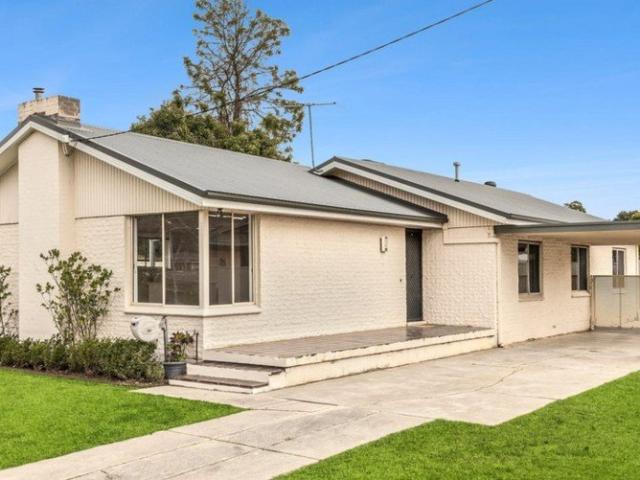 3 Bedroom Home with 2 Bathrooms Beechworth Road