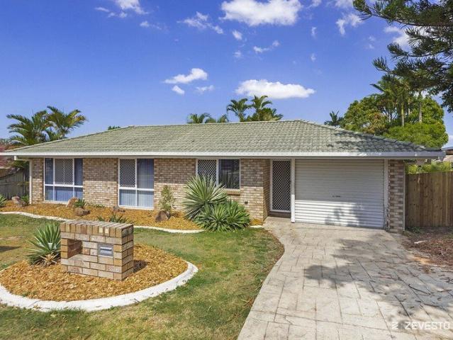 3 Bedroom Home and Expansive Covered Outdoor Entertaining Area !