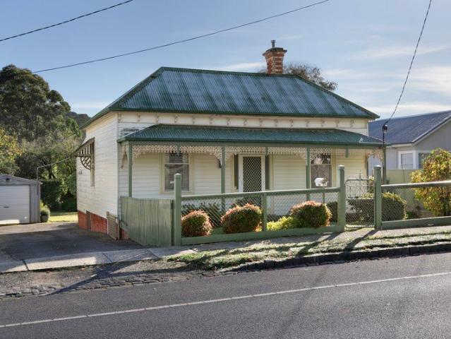 3 BEDROOM HOME CLOSE TO CBD WITH LARGE BACKYARD