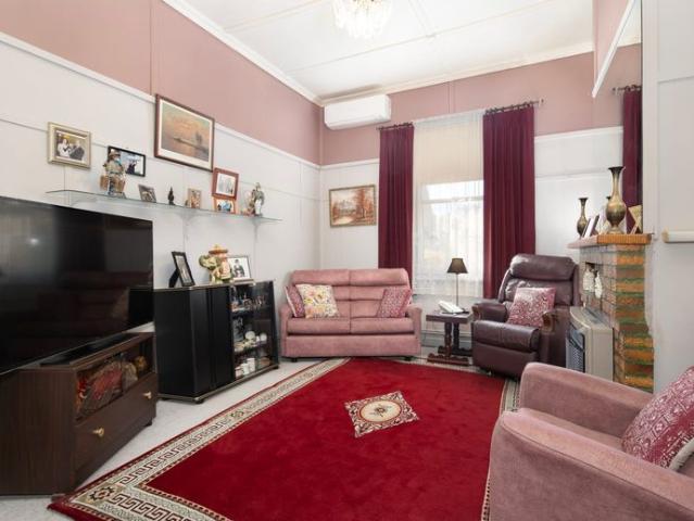 3 BEDROOM HOME CLOSE TO CBD WITH LARGE BACKYARD