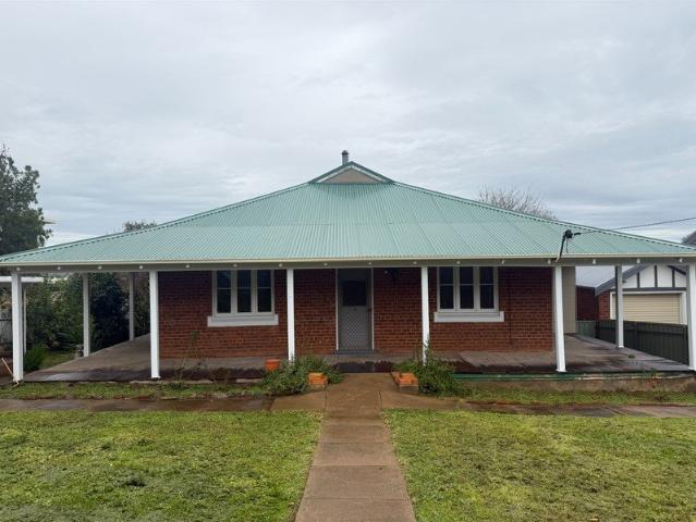 3 BEDROOM HOME CLOSE TO HIGH SCHOOL AND CBD