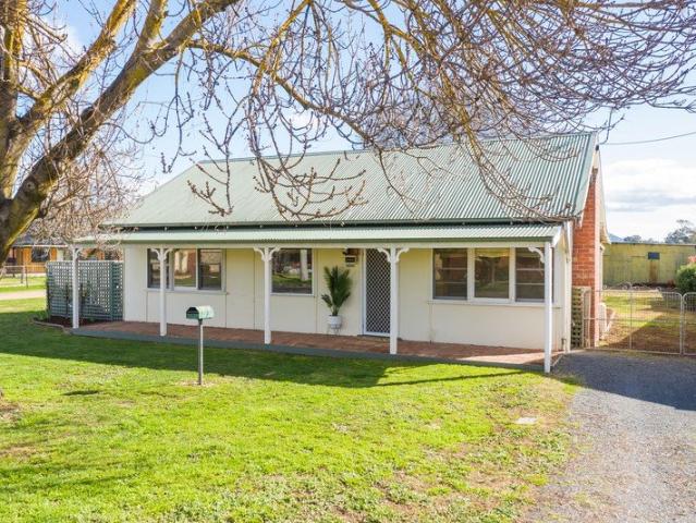 3 bedroom home in the heart of town