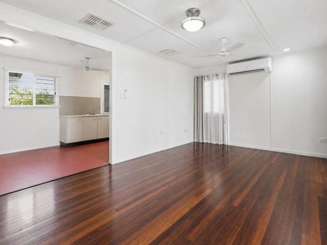 3 BEDROOM HOME IN VINCENT + ENTERTAINERS DECK AND DOWNSTAIRS UTILITY ROOM!