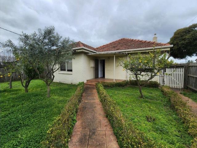3 Bedroom Home in Convenient Clayton South Location
