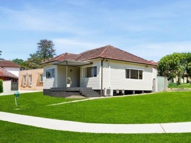 3 Bedroom Home in Darcy School Catchment! Close to shops and station