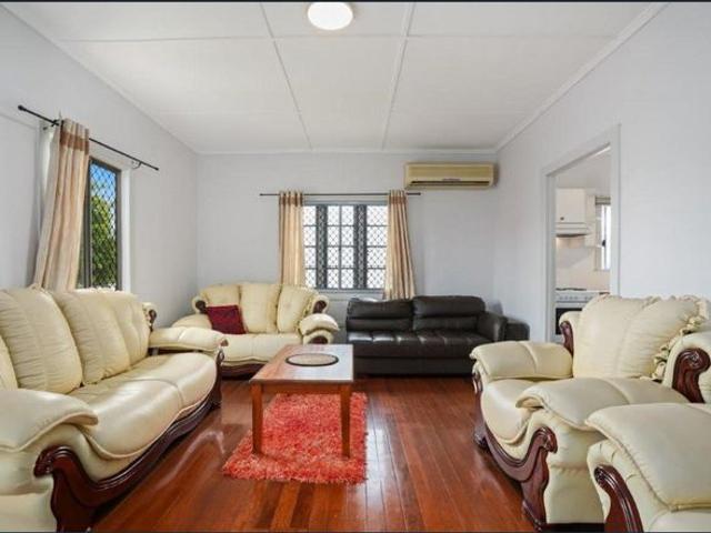 3 BEDROOM HOME IN GEEBUNG WITH A/C AND DECK !