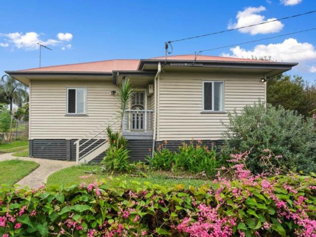 3 BEDROOM HOME IN GEEBUNG WITH A/C AND DECK !