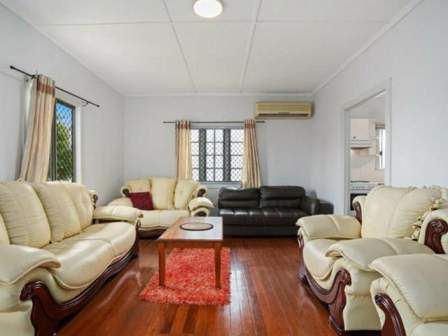 3 BEDROOM HOME IN GEEBUNG WITH A/C AND DECK !