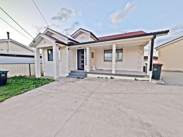 3 Bedroom Home In Prime Canley Hights Location!