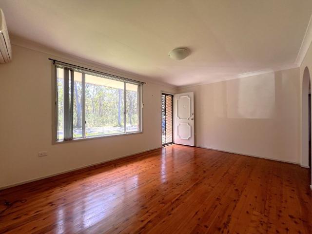 3 Bedroom Home in Prime Charmhaven Location!