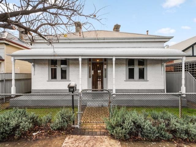 3 BEDROOM HOME IN SEASIDE SUBURB