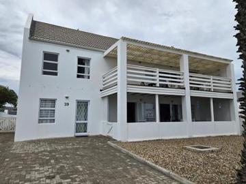 3 bedroom home just 35m from the gol.