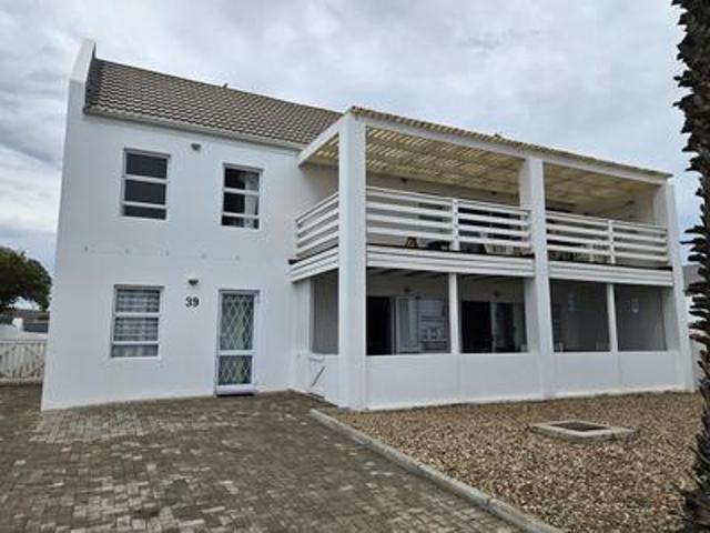 3 bedroom home just 35m from the gol.