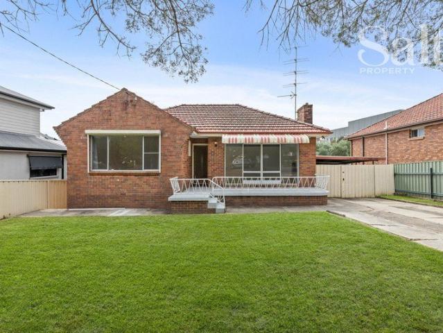 3 Bedroom home, large block, 500m to Charlestown Square