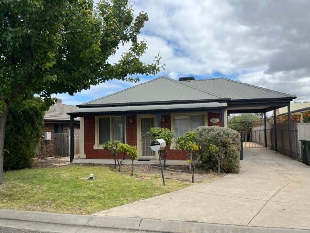 3 BEDROOM HOME LOCATED IN PEACEFUL CUL DE SAC!