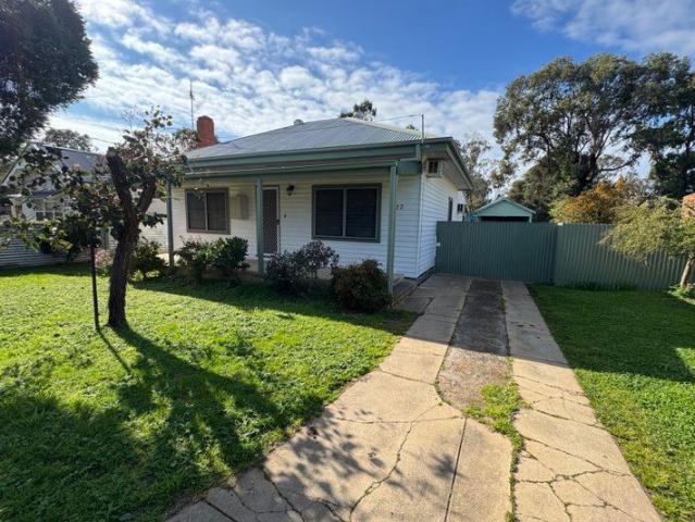 3 BEDROOM HOME NEXT TO GOLF COURSE!