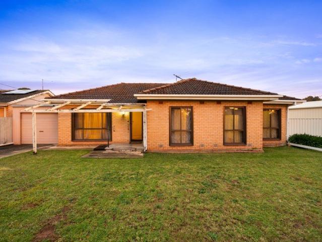 3 bedroom home on 691m2 with huge 26.6m frontage!