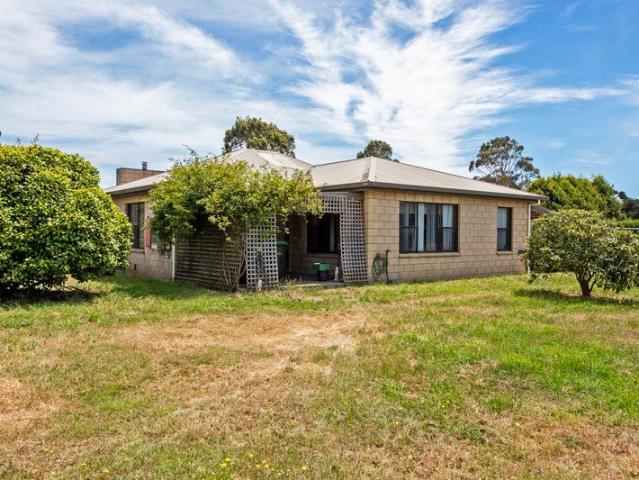 3 bedroom home on 2,433 sqm with 12m x 8m shed!