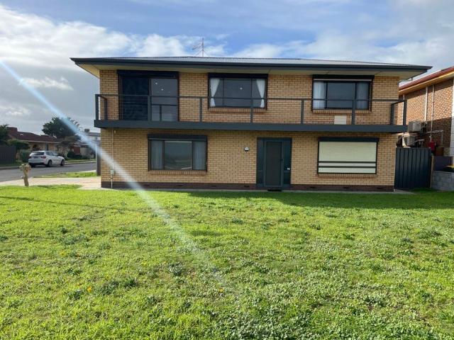 3 bedroom home on the Esplanade, Available Now!