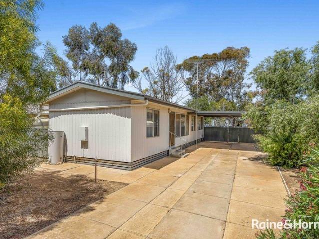 3 bedroom home on a large 717sqm allotment!