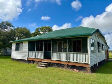 3 bedroom Home Only Minutes to Town