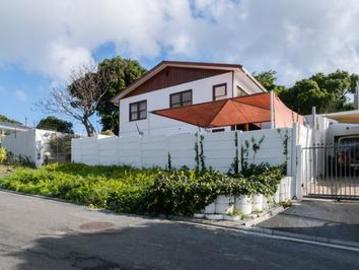 3 bedroom home plus 2 flatlets. moun.