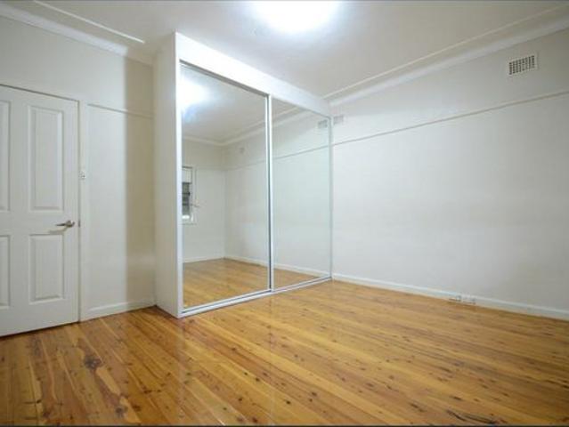 FRESHLY PAINTED 3 BEDROOM HALF HOUSE!