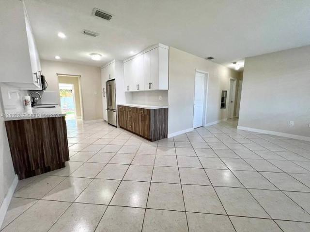 3 bedroom, Hialeah FL 33012 105642554