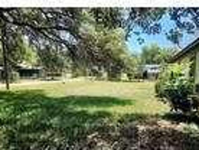 3 bedroom in Hallettsville Texas 77964