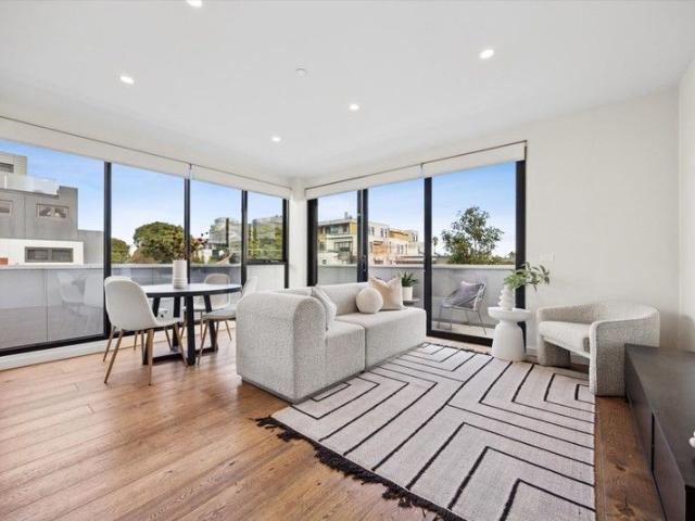 3 Bedroom Corner Apartment in McKinnon School Zone, with Balcony!