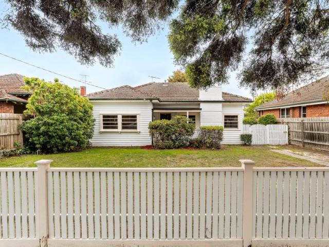 3 Bedroom House Oakleigh VIC 102763382