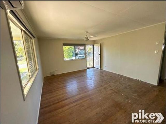 3 bedroom lowset home close to everything!