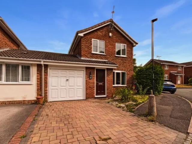 3 Bedroom Link Detached House To Rent In Corbel Close, Oakwood, Derby, DE21