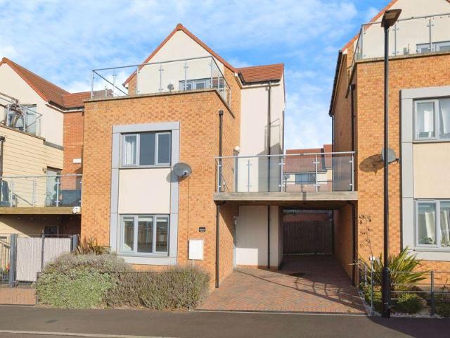 3 bedroom link detached house to rent