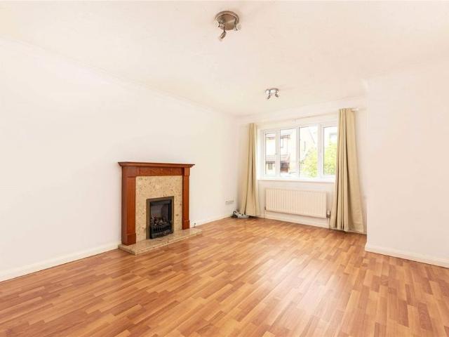 3 bedroom link detached house to rent