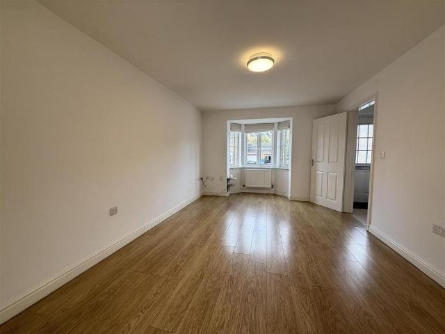 3 bedroom link detached house to rent