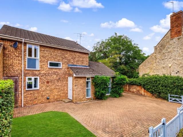 3 bedroom link detached house to rent